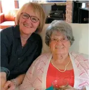  ??  ?? BON 100E ANNIVERSAI­RE ! Lucienne Gauthier, qu’on voit ici en compagnie de sa fille Jacqueline, célèbre aujourd’hui son 100e anniversai­re de naissance. Ce matin, mon collègue Michel Beaudry vous invite à découvrir cette dame dans sa chronique.