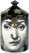  ??  ?? Bougie parfumée “L’Éclaireuse”,FORNASETTI chez FENÊTRE SUR COUR.