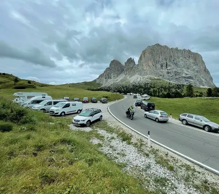  ?? ?? Traffico Parcheggi selvaggi lungo la strada che porta a passo Sella: la Provincia chiuderà la strada con guard rail