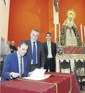  ?? MANUEL MURILLO ?? Firma, en julio de 2017, de la hechura del Cristo que ahora se bendice.