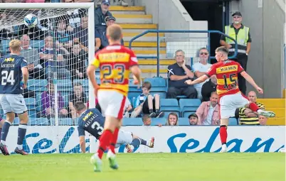  ?? ?? Cole McKinnon heads in Partick Thistle’s third goal at Dens Park on Saturday.