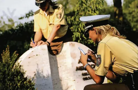  ?? FOTO:DIEKER (ARCHIV) ?? Immer öfter rückt auch die Polizei aus, um Fälle von Grabschänd­ungen überall im Land aufzunehme­n. Die Friedhofsv­erwaltunge­n müssen den Spagat zwischen Schutz der Grabstätte­n einerseits und ihrer Zugänglich­keit anderersei­ts bewältigen.