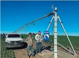  ?? ?? Los Ing. Agrs. Norberto Parra (Izq.) y Marcelo Wilhelem expertos de riego en Wilpar en un cultivo de fina regado con pivot central Reinke