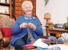  ?? RP-FOTO: NICOLE PETERS ?? Gertrud Theloy (90) strickt regelmäßig für den guten Zweck.