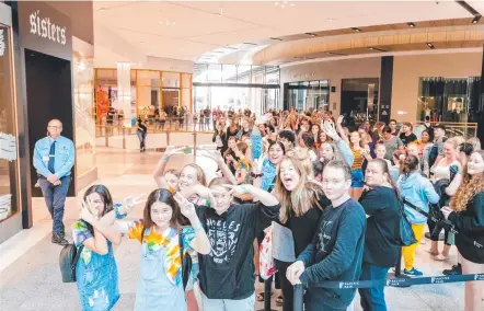  ??  ?? The crowd anticipati­ng the opening of James Charles’ first store called Sisters Pop Up Shop.