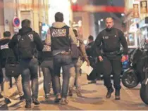  ?? AFP PHOTO / THOMAS SAMSON ?? Policiais trabalham no local do atentado, no centro de Paris