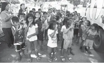  ??  ?? BRUSHING. Children were taught the proper way of brushing their teeth.