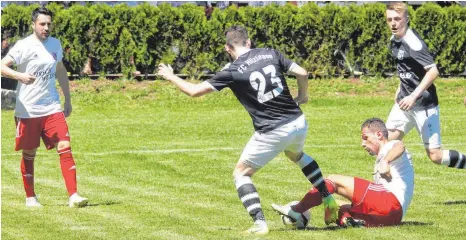  ?? FOTO: HKB ?? Zum Abschluss der Saison zeigte Gastgeber Hattinger SV (weißes Trikot) eine der besten Saisonleis­tungen und gewann mit 4:2 Toren gegen den Bezirkslig­a-Meister FC Hilzingen.