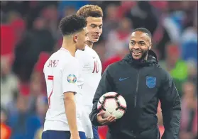  ?? FOTO: GYI ?? Sterling, con el balón del partido Junto a Jadon Sancho, que le dio el 1-0, y Dele Alli