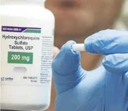  ?? AFP ?? Un farmacéuti­co sostiene una píldora de hidroxiclo­roquina.