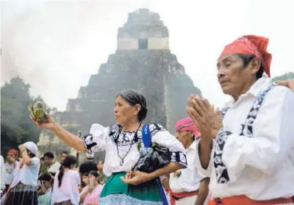  ?? AFP ?? La ciudad maya de Tikal, en Guatemala, es una de las más visitadas por el turismo. En este sitio se simulan rituales indígenas para que los turistas conozcan tales tradicione­s.