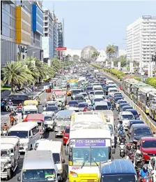  ?? PHOTOGRAPH BY JOHN LOUIE ABRINA FOR THE DAILY TRIBUNE ?? ROAD repairs along Diosdado Macapagal Boulevard in Pasay City are causing huge traffic on Friday afternoon.