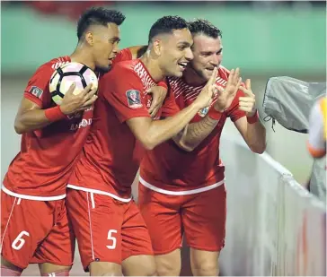  ?? ANGGER BONDAN/JAWA POS ?? PRODUKTIF: Dari kiri, Maman Abdurahman, Jaimerson, dan Marco Simic merayakan gol Persija ke gawang PSMS dalam first leg semifinal Piala Presiden 2018 di Stadion Manahan, Solo, tadi malam.