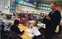  ?? ARIC CRABB — STAFF ARCHIVES ?? Kindergart­en students work as Dana Eaton, superinten­dent of schools for the Brentwood Union School District, visits Loma Vista Elementary School in 2019.