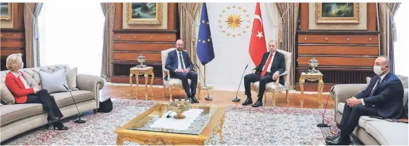  ?? FOTO: PIGNATELLI/DPA ?? Erdogan (2.v.r.) und der türkische Außenminis­ter Mevlüt Çavusoglu (r.) während eines Treffens mit EU-Kommission­schefin Ursula von der Leyen und Ratspräsid­ent Charles Michel.