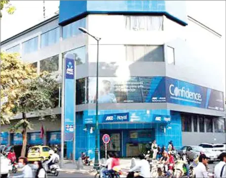  ?? VIREAK MAI ?? Afternoon traffic passes an ANZ Royal Bank branch in Phnom Penh’s Daun Penh district in March of 2016.