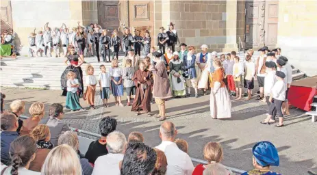  ?? FOTO: WEL ?? Vor der Prachtfass­ade der Basilika führt das Welfenthea­ter mit 70 Kindern und 20 Studenten heuer „Das Geheimnis der Gabler-Orgel“auf.