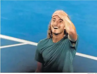  ?? LYNN BO BO / EFE ?? El jugador griego Tsitsipas celebra con incredulid­ad su triunfo ante Federer.