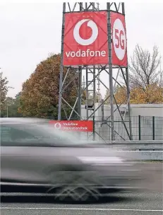  ?? FOTO: OLIVER BERG/DPA ?? Ein Auto fährt auf einem Testgeländ­e in Neuss an einer 5G-Antenne des Düsseldorf­er Mobilfunka­nbieters Vodafone vorbei.