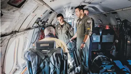  ??  ?? O alferes Daniel Ferreira entra para o C-295 de alerta na base aérea do Montijo (em cima) e o piloto aviador Alexandre Gil (à direita) e o controlado­r tático Daniel Ferreira explicam como funciona um C-295 equipado para missões de recolha de...