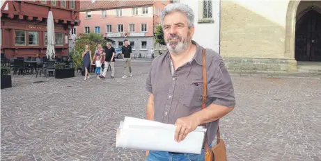  ?? FOTO: RUDI MULTER ?? Mit Plänen in Bad Saulgau unterwegs. Peter Klink ist fasziniert von der Anlage alter Stadtkerne – und erkennt dahinter einen Plan.