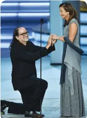  ?? AFP PHOTO ?? Best director for a variety show Glenn Weiss proposes to girlfriend Jan Suendsen during his acceptance speech.