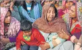  ?? SUBHANKAR CHAKRABORT­Y/HT PHOTO ?? ▪ Villagers console the deceased’s wife in Malihabad on Friday.