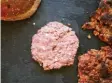  ?? Fotos: Pohl ?? Vegane Burger aus Weizeneiwe­iß roh und gebraten.