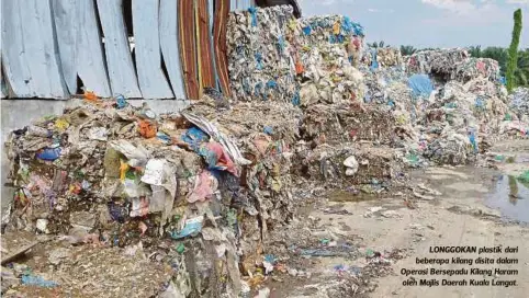  ??  ?? LONGGOKAN plastik dari beberapa kilang disita dalam Operasi Bersepadu Kilang Haram oleh Majlis Daerah Kuala Langat.
