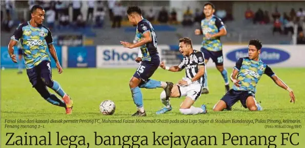  ?? (Foto Mikail ONG/BH) ?? Faisal (dua dari kanan) diasak pemain Penang FC, Muhamad Faizat Mohamad Ghazli pada aksi Liga Super di Stadium Bandaraya, Pulau Pinang, kelmarin. Penang menang 2-1.