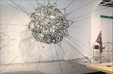  ?? ANA JIMÉNEZ ?? Instal·lació de Tomás Saraceno en el marc de l’exposició del Museu del Disseny