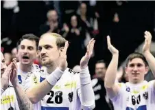  ?? APA/PUNZ ?? Österreich­s Handballer durften den souveränen Einzug in die Hauptrunde der EM im Kollektiv bejubeln