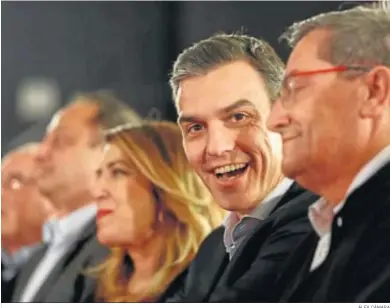  ?? ÁLEX CÁMARA ?? Pedro Sánchez, entre Susana Díaz y el secretario del PSOE de Granada, José Entrena, en un acto.