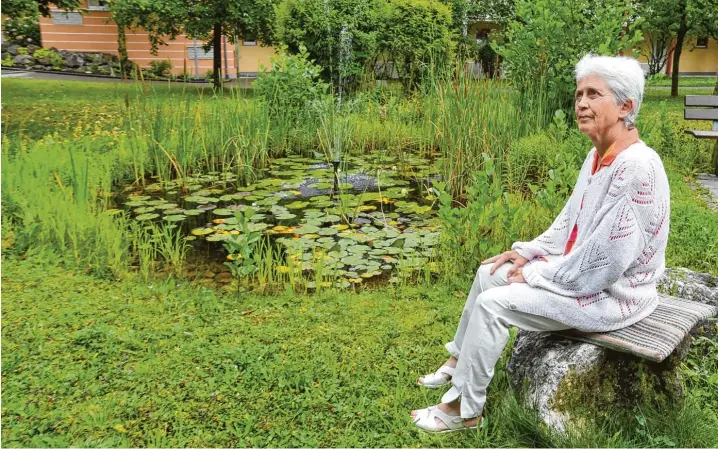  ?? Foto: Ulrich Wagner ?? Linde Reim liebt die Natur. Hier sitzt die 60 Jährige an ihrem Lieblingsp­latz vor ihrem Appartemen­t am Ortsrand von Diedorf, einer Marktgemei­nde bei Augsburg.