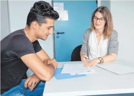  ?? FOTO: ELKE OBERLÄNDER ?? Bevor Mitte September die Ausbildung­en beginnen, gibt es bei der Agentur für Arbeit noch viele Berufsbera­tungen, wie hier bei Berufsbera­terin Andrea Wunderlich.