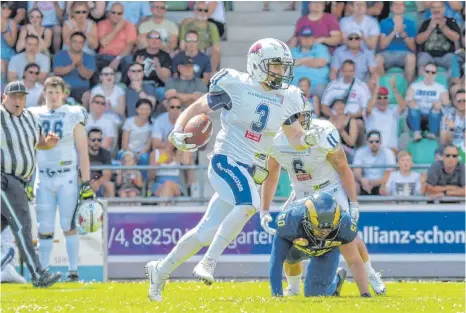  ?? FOTO: FLORIAN WOLF ?? Gegen die Ravensburg­er Offensivsp­ieler, hier Michael Mayer, sahen die Nürnberg Rams mehrmals nicht gut aus.