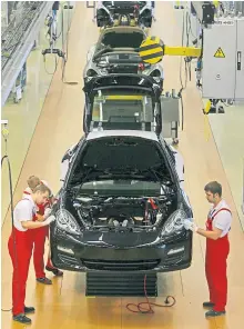  ?? EPA ?? Panamera-Produktion in Leipzig: Die VW-Beteiligun­g wird zum Turbo für die Porsche-Aktie.