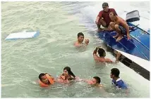  ??  ?? 多名落水外國遊客被泰­國海軍與拯救人員救起。（歐新社照片）