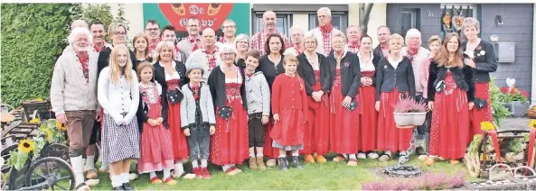  ?? FOTO: STRATE ?? Die 35 Mitglieder der „Grupp mem Hätz“ziehen zum 25. Mal in Urdenbach beim Erntedanfe­st-Umzug mit. Für einige ältere Mitglieder wird es das letzte Mal sein.