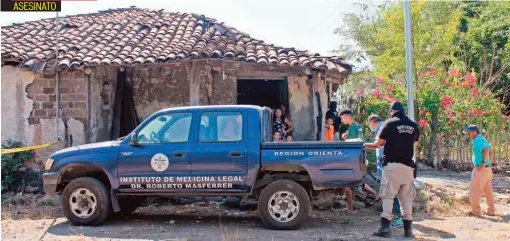  ??  ?? AGENTES PROCESAN LA ESCENA DONDE ROMEO MELGAR FUENTES, DE 45 AÑOS, FUE ASESINADO EN EL CANTÓN SAN ANTONIO SILVA.