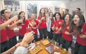  ??  ?? DE FIESTA. Las jugadoras tuvieron tiempo de brindar, bromear e incluso leer lo que se había escrito sobre la gesta que consiguier­on en Portugal.