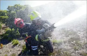  ?? (Photo G. A.) ?? Les pompiers du SDIS du Var sont intervenus pour maîtriser l’incendie (fictif) qui s’était déclaré le matin, à l’ouest de l’île.