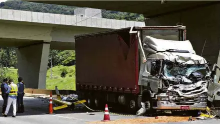  ?? Danilo Verpa/Folhapress ?? Destroços do helicópter­o e do caminhão no Rodoanel, na zona oeste de São Paulo