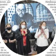  ??  ?? Mari Carmen Bellver, Ada Colau y Antonia Kerrigan, frente a una imagen de Ruiz Zafón, ayer.