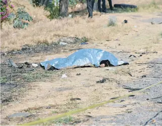  ?? CORTESÍA/EL SOL DEL BAJÍO ?? Frente al basurero municipal de Apaseo el Grande, fue atropellad­o y muerto un hombre, la mañana de este sábado.