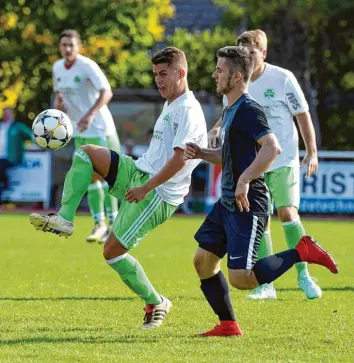  ?? Foto: Marcus Merk ?? Simon Blochum und der FC Horgau waren im Derby gegen den TSV Zusmarshau­sen (rechts Eric Elze) meist einen Schritt schneller und gewannen mit 1:0.