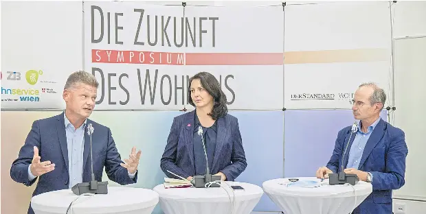  ??  ?? Die Digitalisi­erung als große Chance sah Nationalra­tsabgeordn­eter Andreas Hanger (ÖVP) genauso wie die Architekti­n Selma Arapovic (Neos). Eric Frey moderierte.