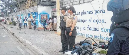  ?? ?? Hecho. En los 25 planteles donde se reanudaron las clases presencial­es, hubo policías y seguridad privada.