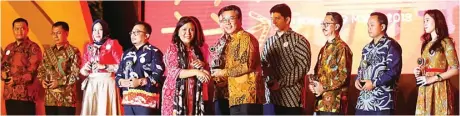  ?? ANGGER BONDAN/JAWA POS ?? BUKAN TUKANG KLIPING: Para pemenang penghargaa­n PR Indonesia Awards (PRIA) kategori Departemen PR saat menerima piala tadi malam.