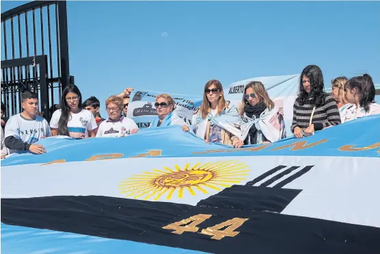  ?? Mara sosti ?? Un grupo de familiares les rindió homenaje a los 44 tripulante­s anteayer en la Base Naval Mar del Plata